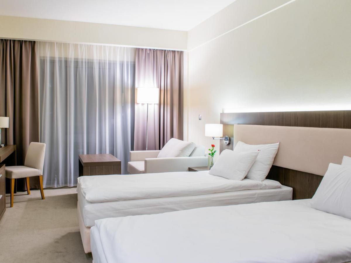 Hotel Kosma Kozmin Екстериор снимка