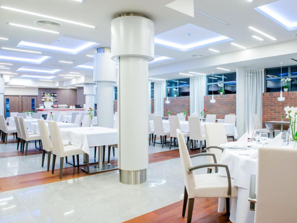 Hotel Kosma Kozmin Екстериор снимка