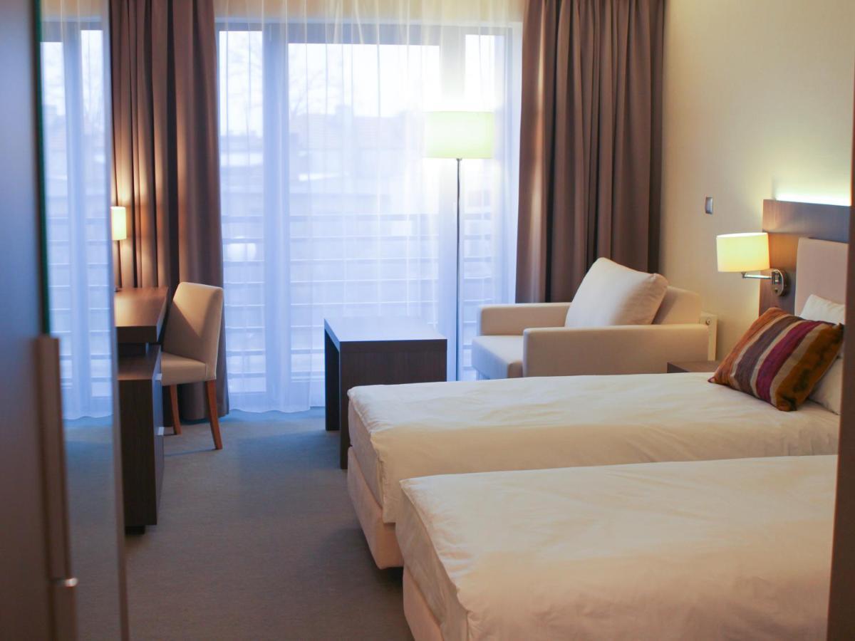 Hotel Kosma Kozmin Екстериор снимка