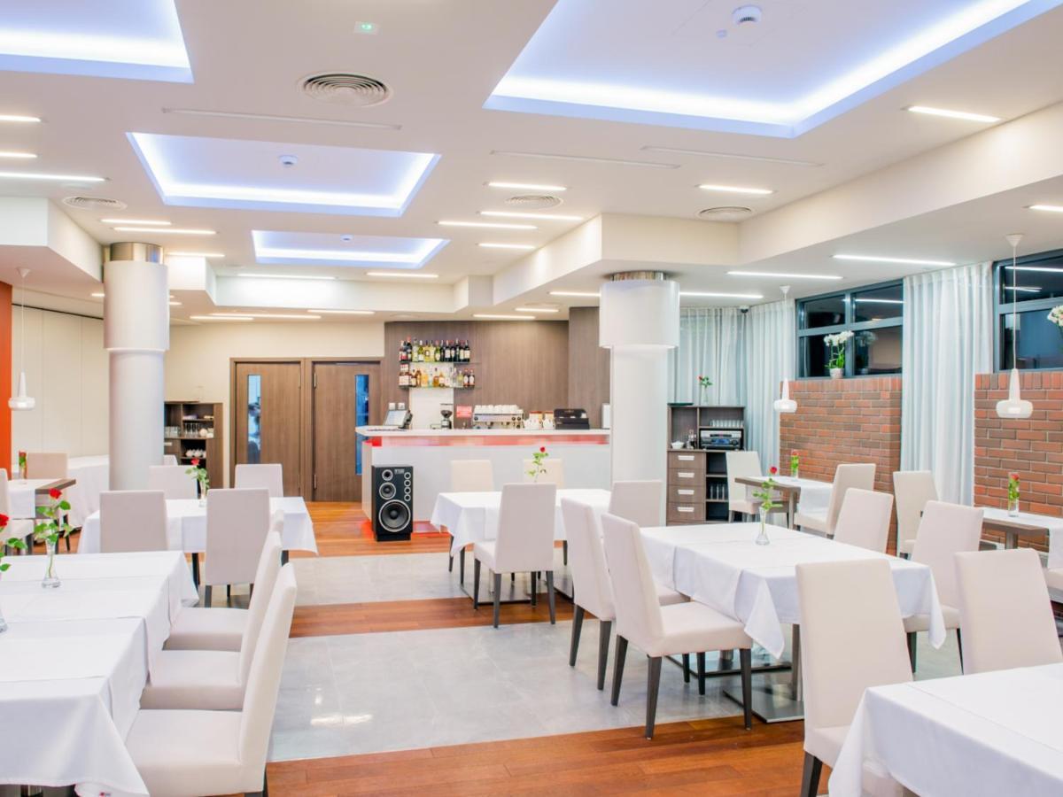 Hotel Kosma Kozmin Екстериор снимка